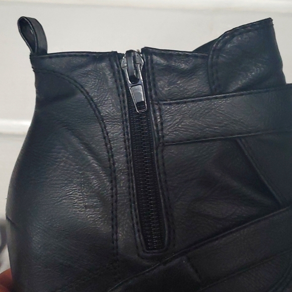 Black Leather boots - Picture 2 of 4